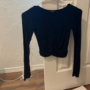 Long sleeve olivaceous crop top. Looks black but it is dark blue